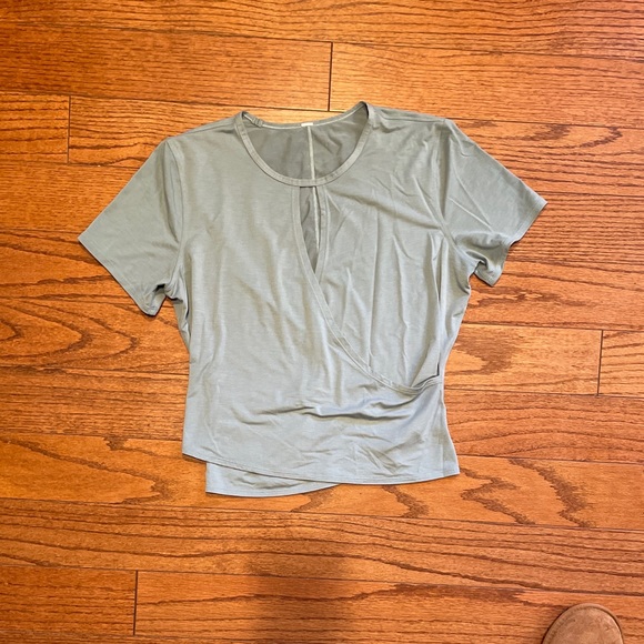 Lululemon round trip tee in blue cast size 6 faux wrap short sleeve - Picture 2 of 8